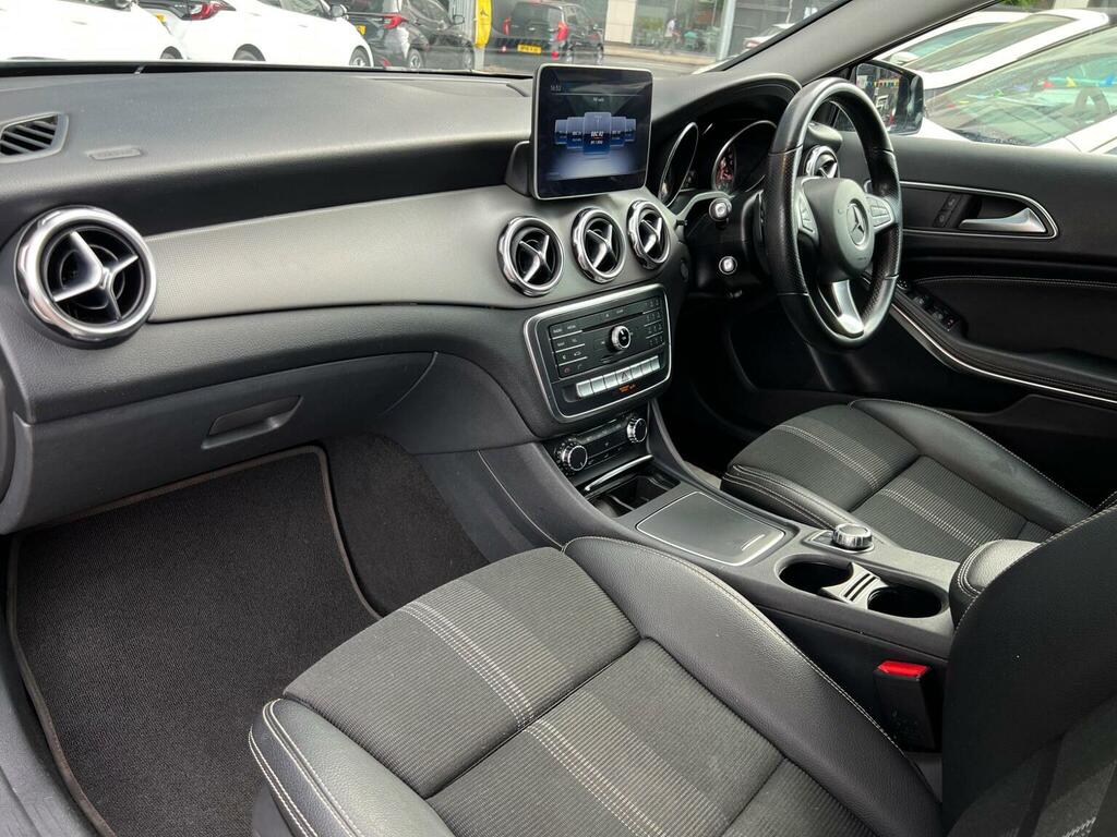 Mercedes-Benz GLA Class Gla 200 Amg Line Executive Black #16