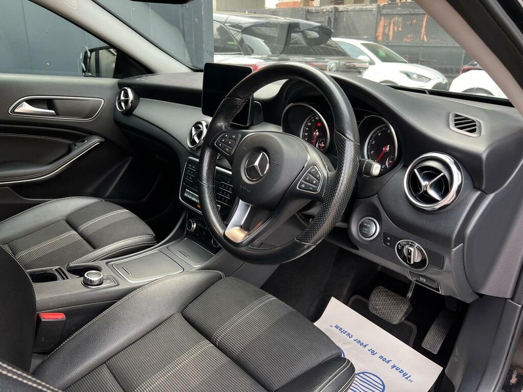 Mercedes-Benz GLA Class Gla 200 Amg Line Executive Black #17