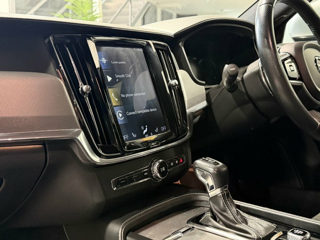 Volvo V90 2.0 D4 Momentum 188 Bhp Silver #18