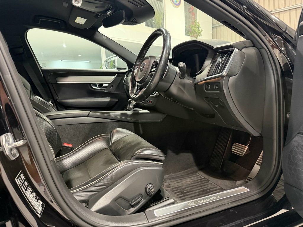 Volvo V90 2.0 D4 Momentum 188 Bhp Silver #35