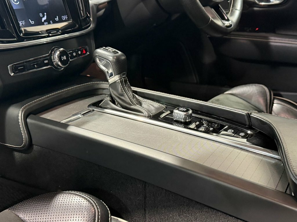 Volvo V90 2.0 D4 Momentum 188 Bhp Silver #20