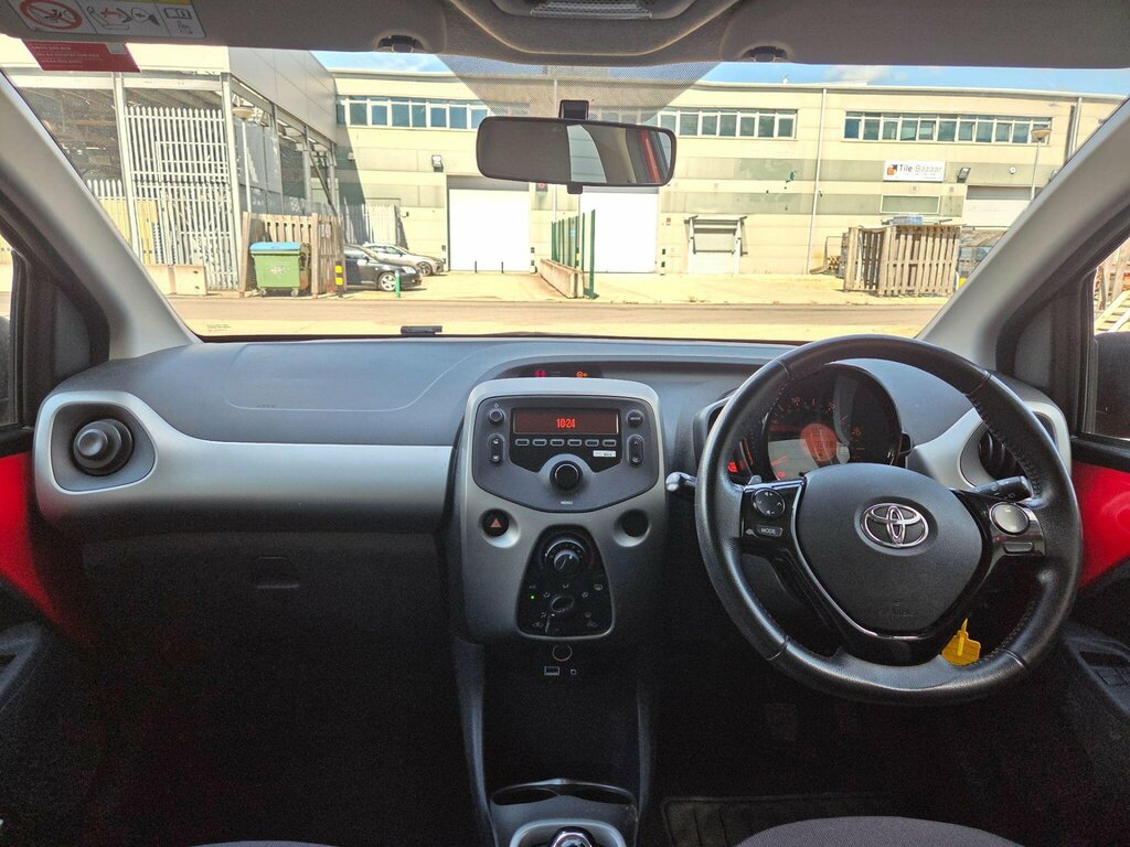 Toyota Aygo 1.0 Vvt-i X-play X-shift Euro 6 Red #4
