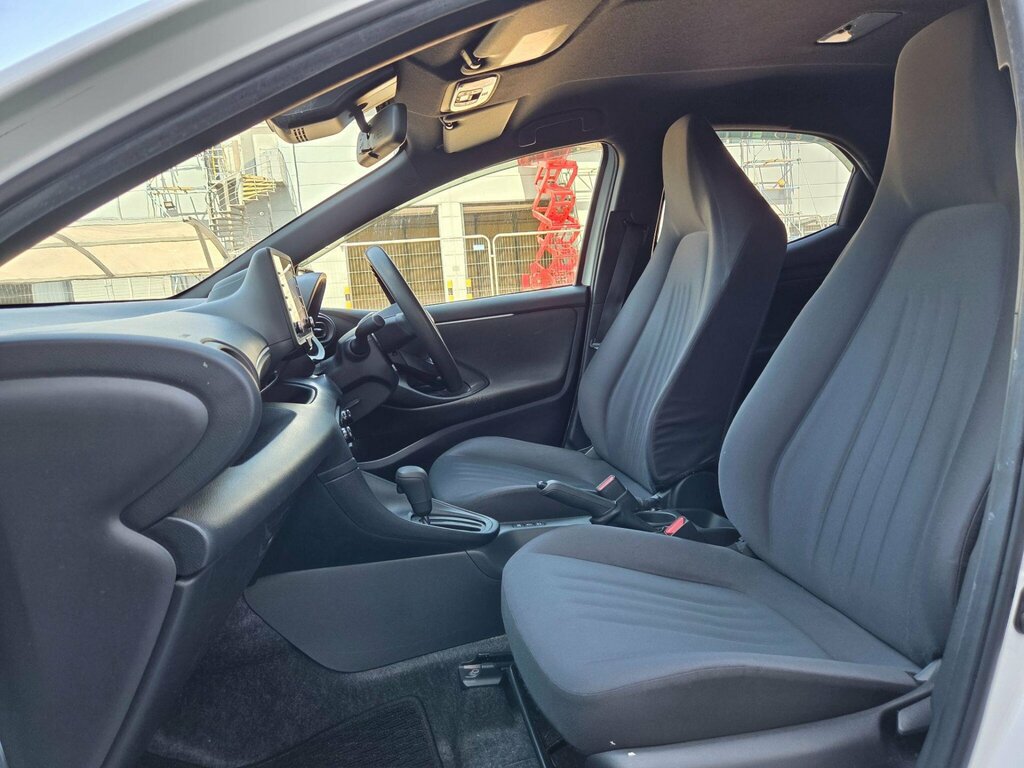 Toyota Yaris 1.5 Hybrid Icon Cvt Black #40