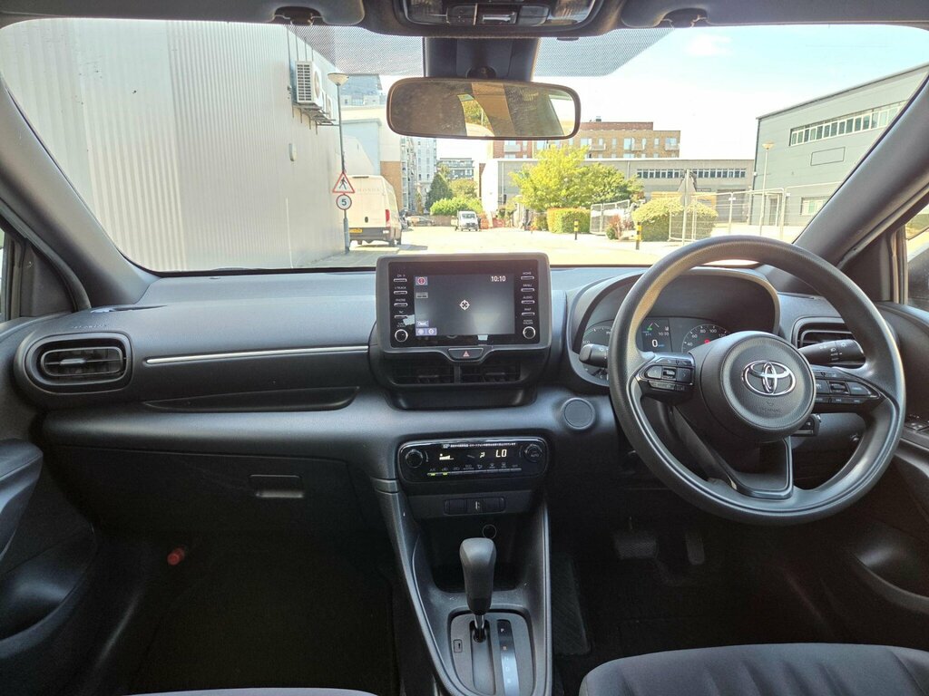 Toyota Yaris 1.5 Hybrid Icon Cvt Black #4