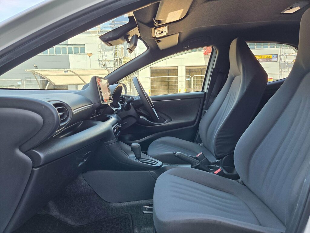 Toyota Yaris 1.5 Hybrid Icon Cvt Black #39