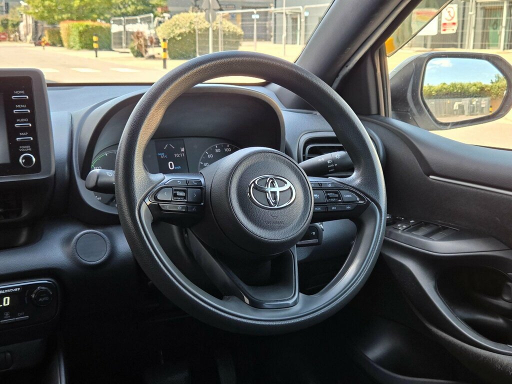 Toyota Yaris 1.5 Hybrid Icon Cvt Black #26