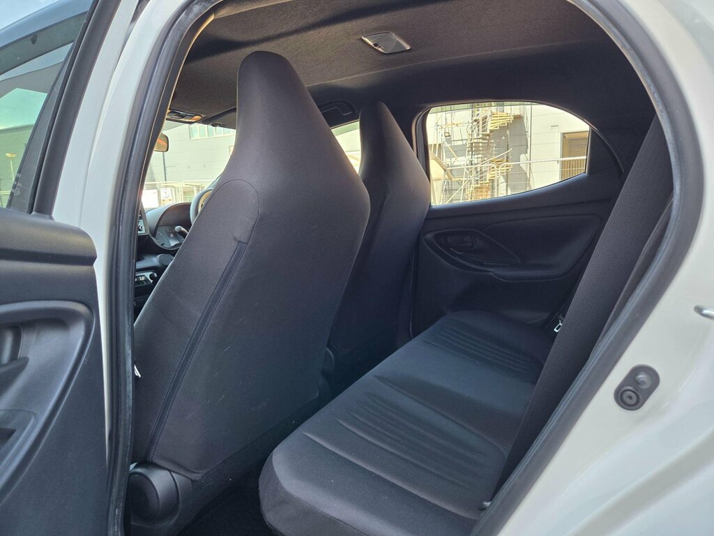 Toyota Yaris 1.5 Hybrid Icon Cvt Black #38