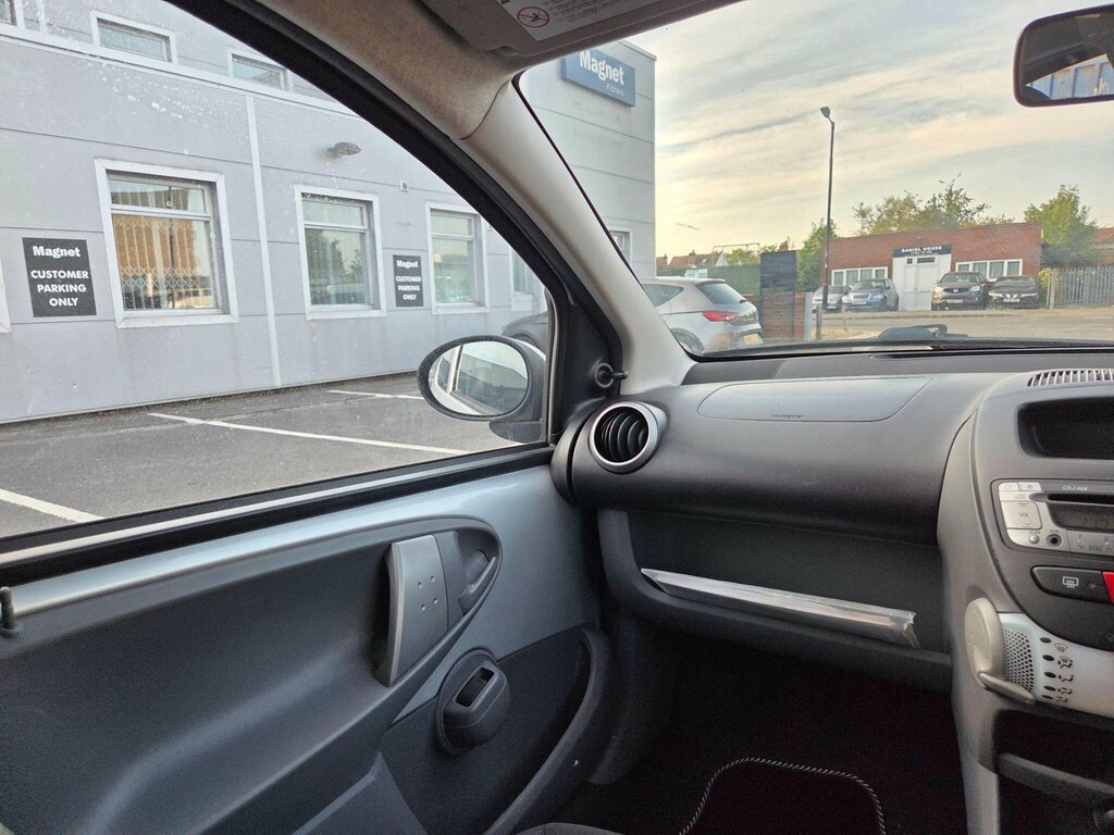 Peugeot 107 1.0 12V Millesim Euro 4 White #19