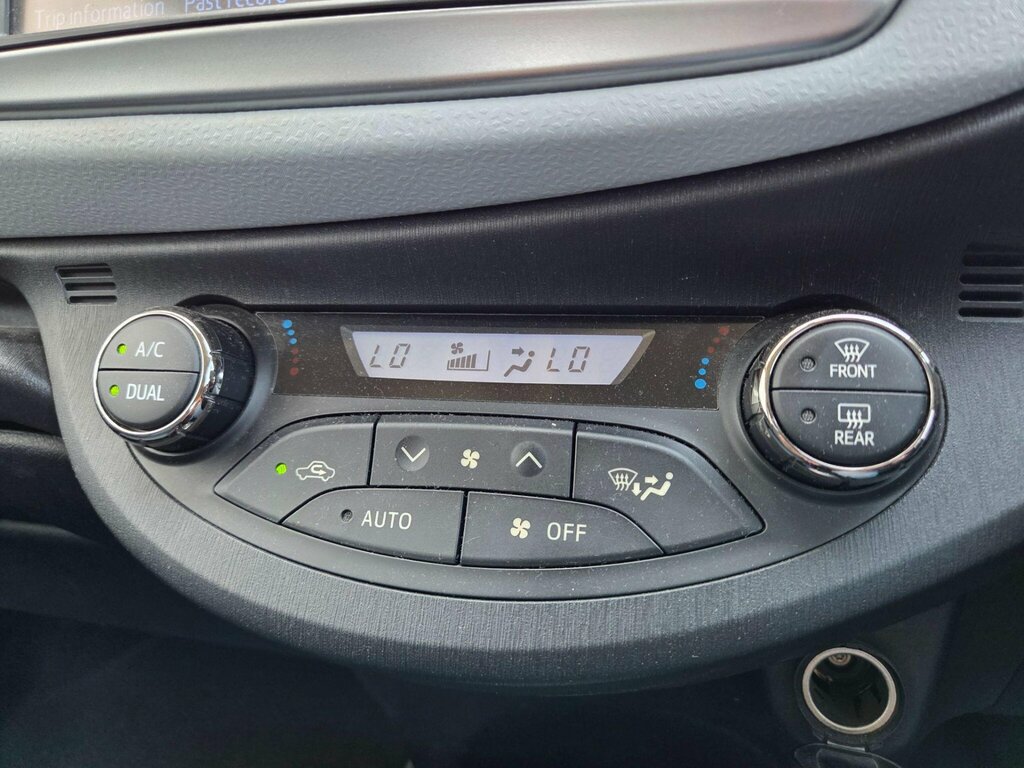 Toyota Yaris Hatchback Silver #40