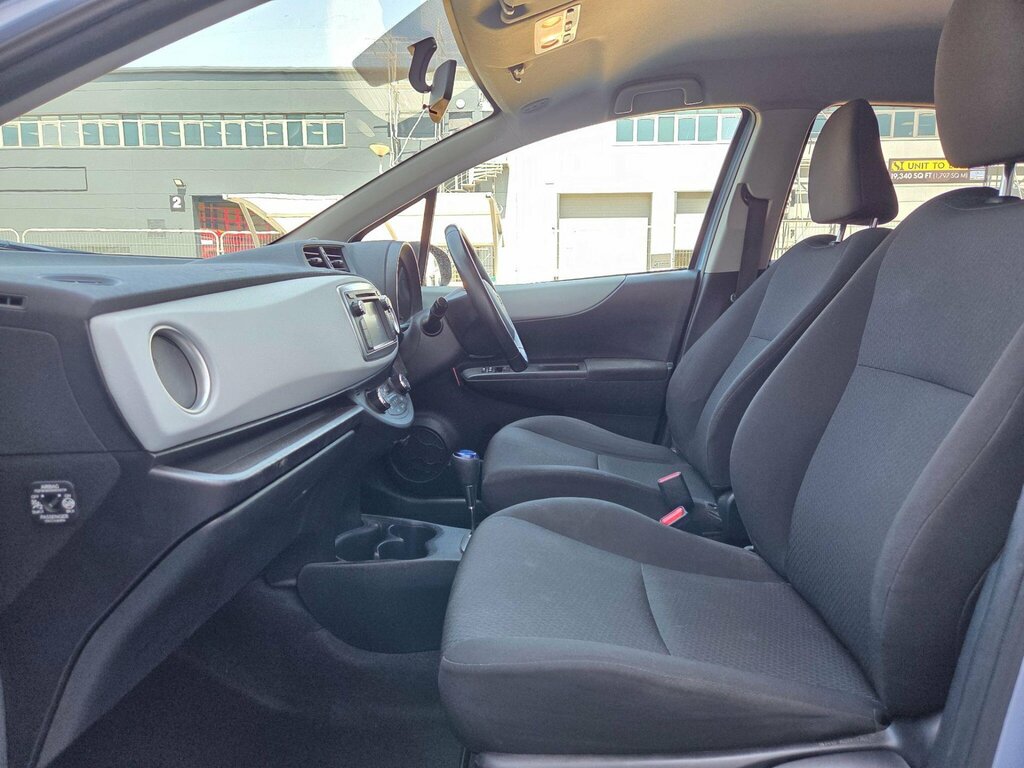 Toyota Yaris Hatchback Silver #25