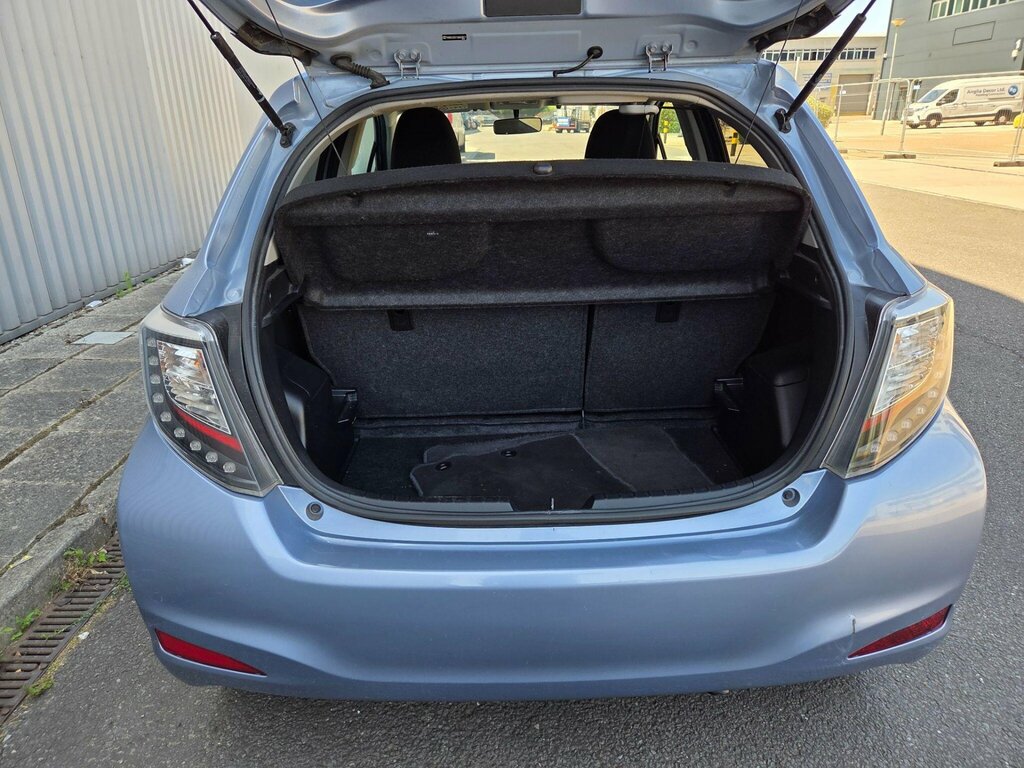 Toyota Yaris Hatchback Silver #30