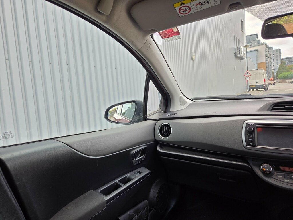 Toyota Yaris Hatchback 1.5 Red #20