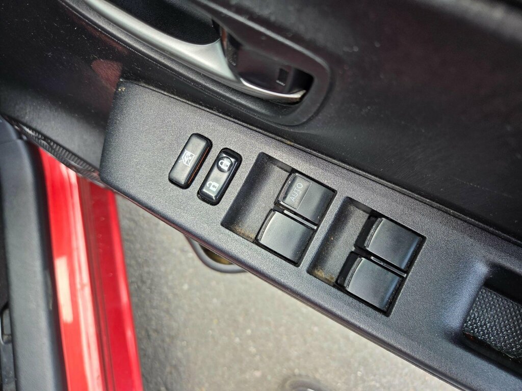 Toyota Yaris Hatchback 1.5 Red #43