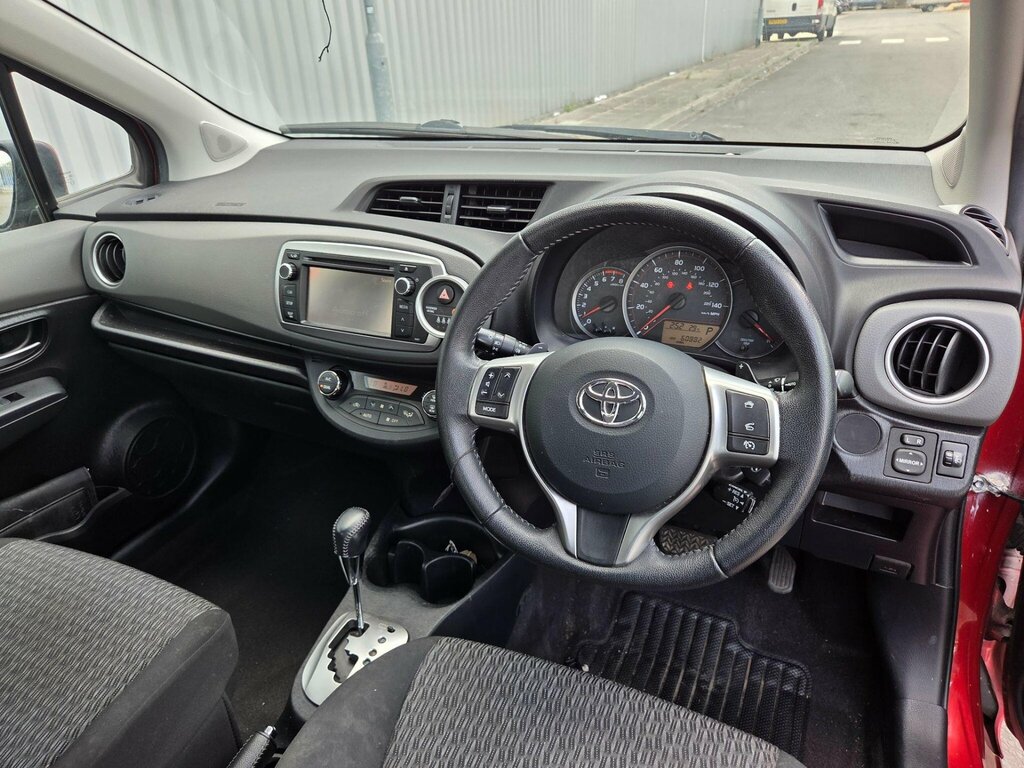 Toyota Yaris Hatchback 1.5 Red #18