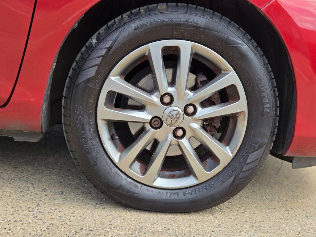 Toyota Yaris Hatchback 1.5 Red #44