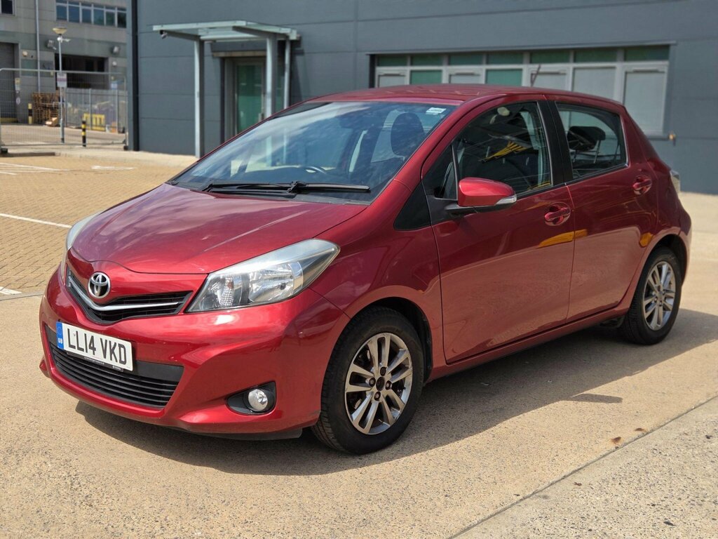 Toyota Yaris Hatchback 1.5 Red #17