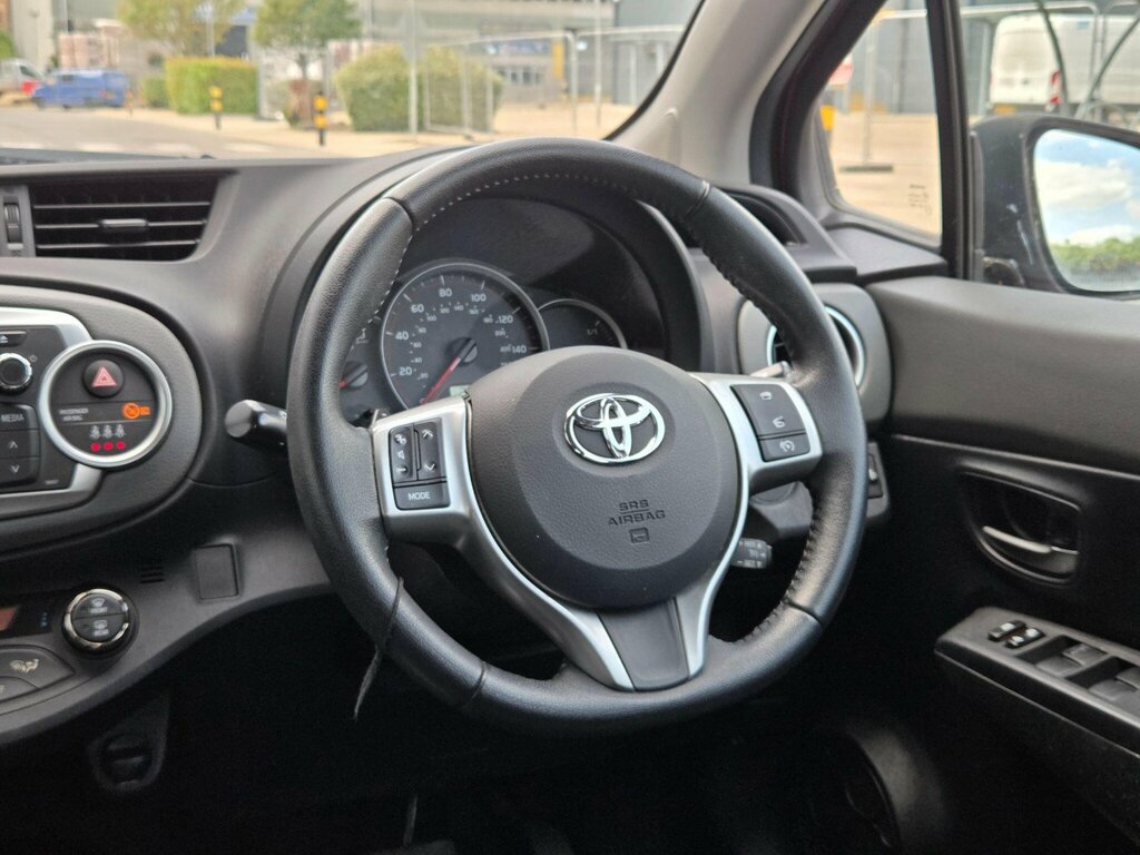 Toyota Yaris Hatchback 1.5 Red #31