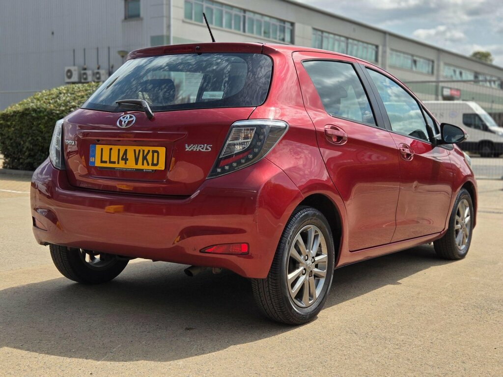 Toyota Yaris Hatchback 1.5 Red #12