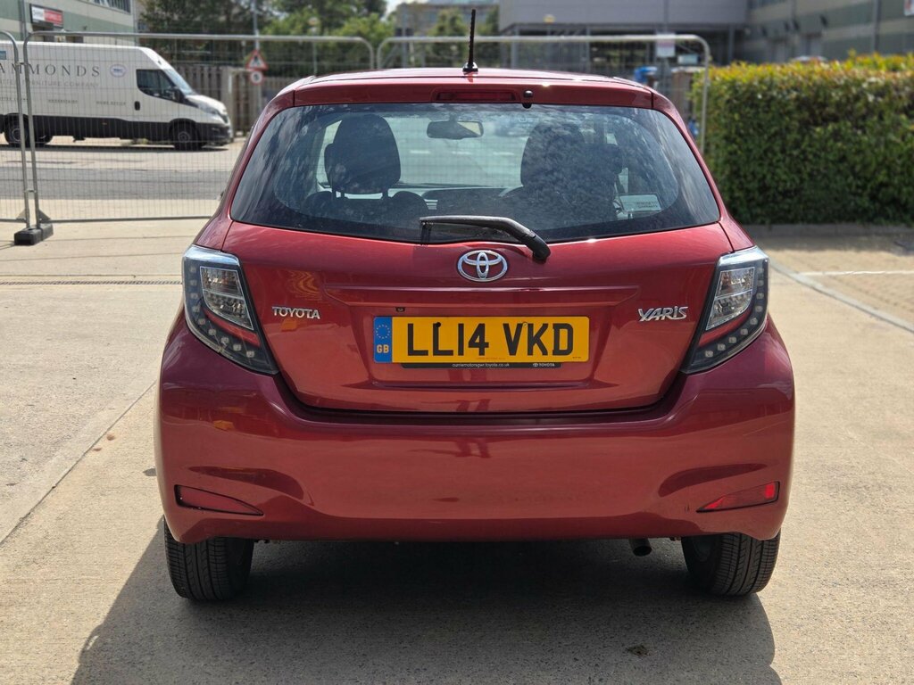 Toyota Yaris Hatchback 1.5 Red #13