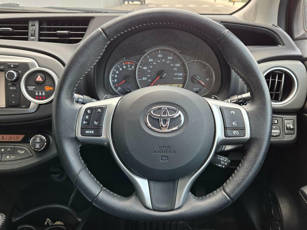 Toyota Yaris Hatchback 1.5 Red #29