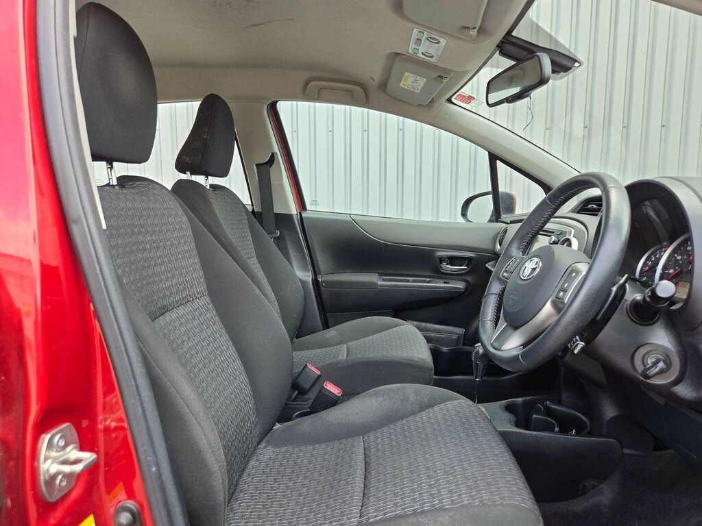 Toyota Yaris Hatchback 1.5 Red #19