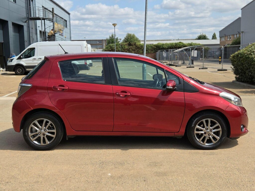 Toyota Yaris Hatchback 1.5 Red #11