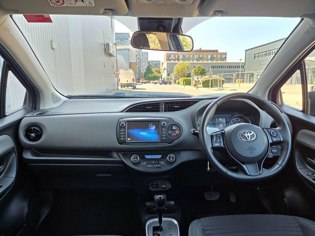 Toyota Yaris Design Red #4