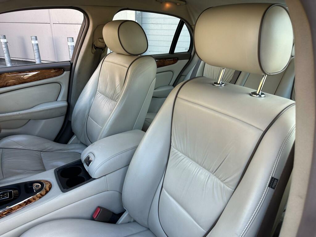 Jaguar XJ Executive Black #7