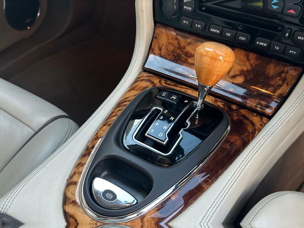 Jaguar XJ Executive Black #18