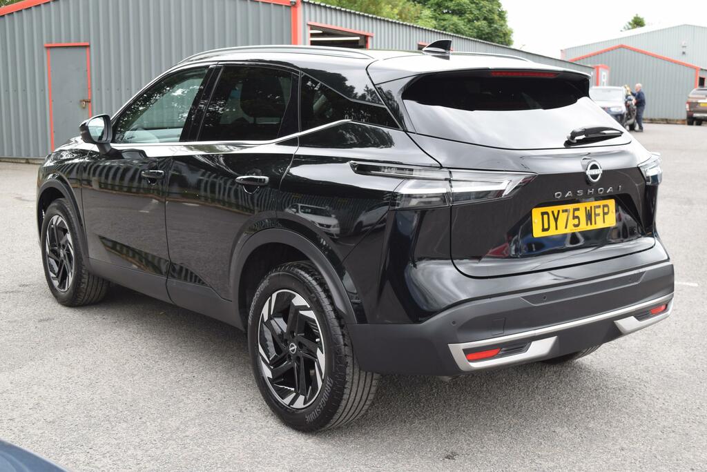 Nissan Qashqai 1.3 Dig-t Mh N-connecta DY75WFP Black #4