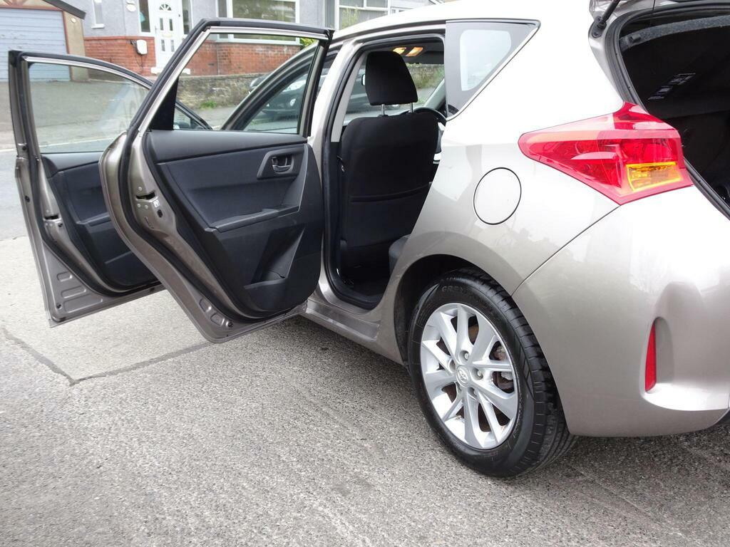 Toyota Auris Excel White #21