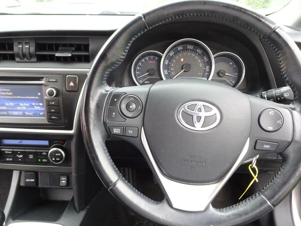 Toyota Auris Excel White #9