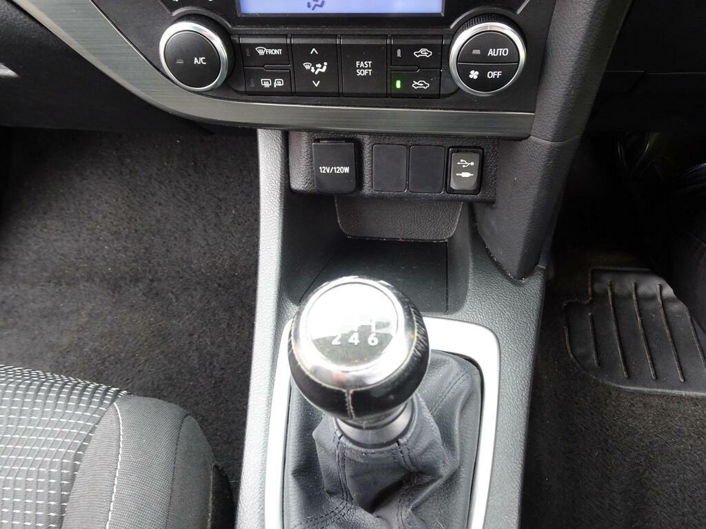 Toyota Auris Excel White #13