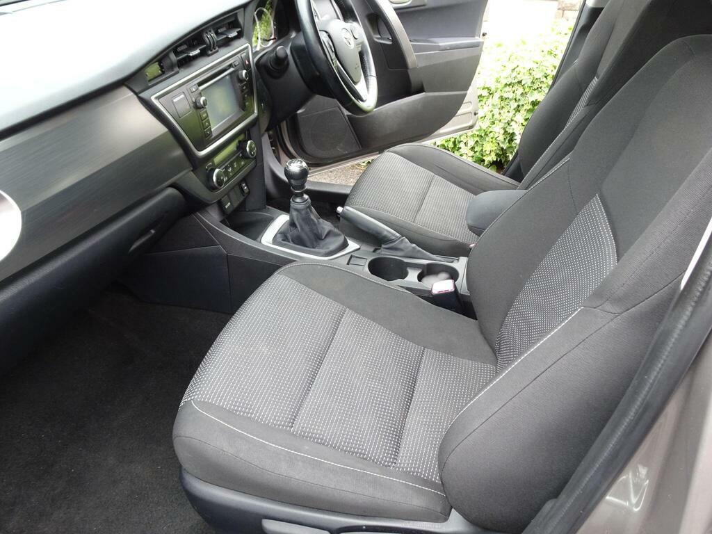 Toyota Auris Excel White #7
