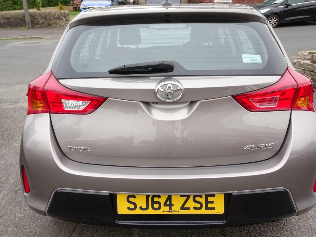Toyota Auris Excel White #23