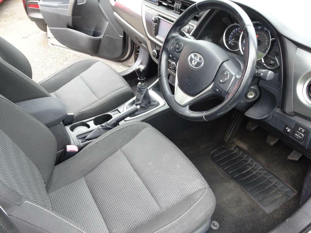 Toyota Auris Excel White #8