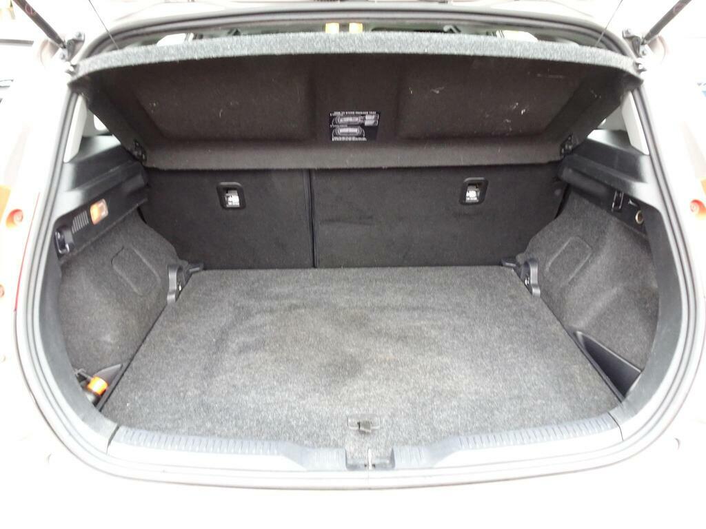 Toyota Auris Excel White #16