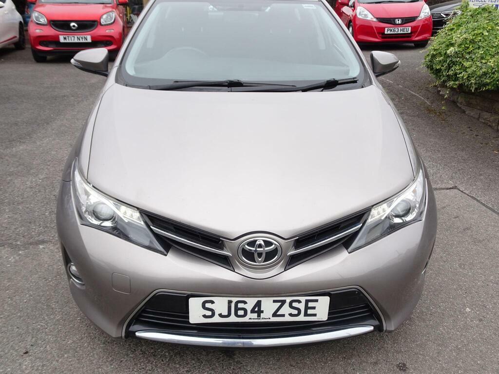Toyota Auris Excel White #22