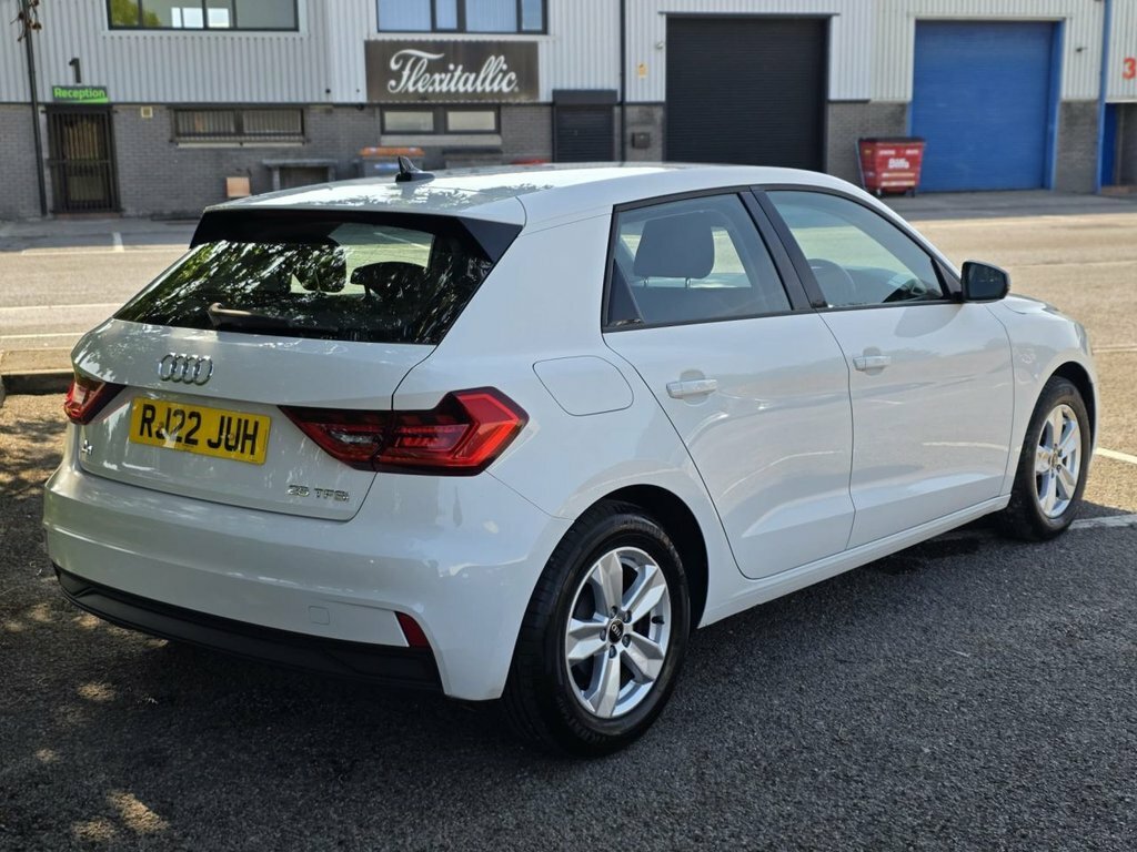 Audi A1 1L Technik RJ22JUH White #3