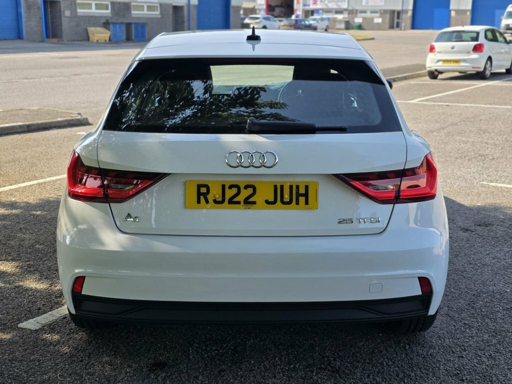 Audi A1 1L Technik RJ22JUH White #4