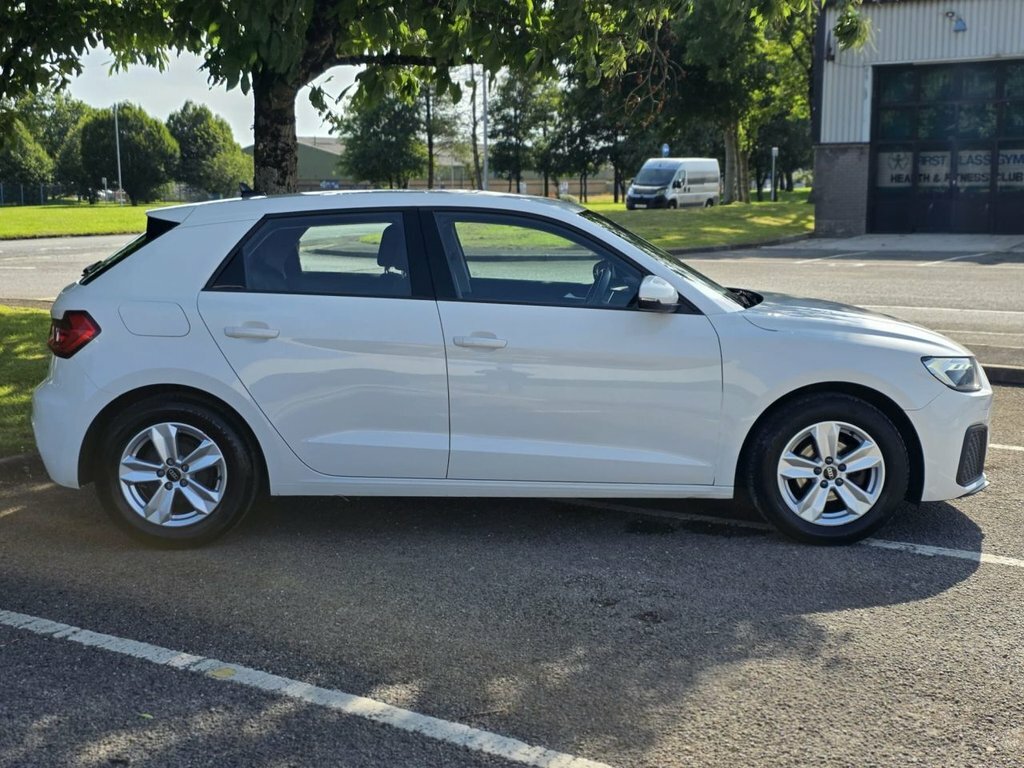 Audi A1 1L Technik RJ22JUH White #2