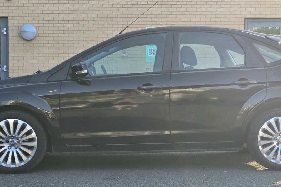 Ford Focus Hatchback Black #6