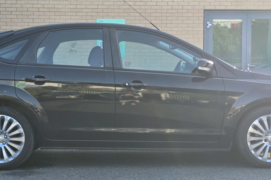 Ford Focus Hatchback Black #5