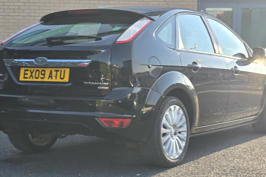 Ford Focus Hatchback Black #4