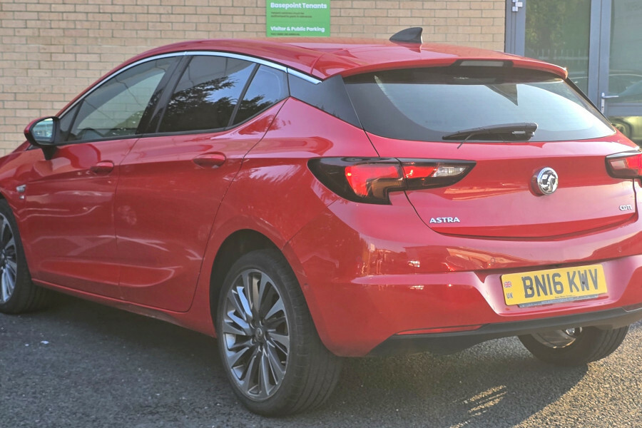 Vauxhall Astra Hatchback Red #4