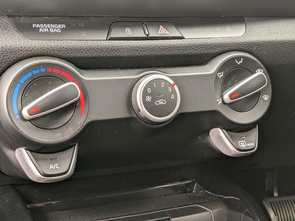 Kia Stonic Maxx White #21