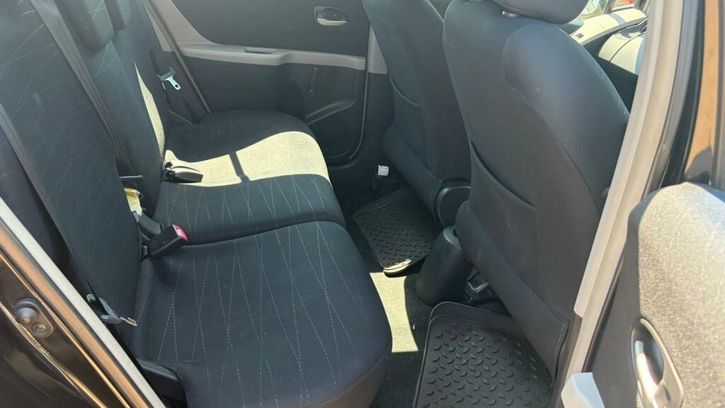 Toyota Yaris 1.3L Zinc Silver #5