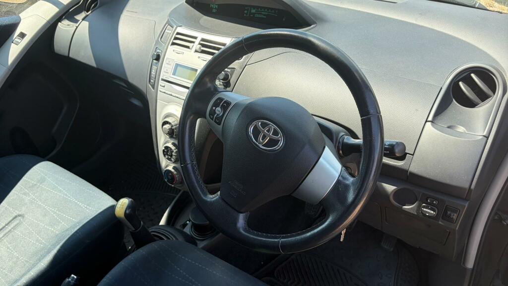 Toyota Yaris 1.3L Zinc Silver #7