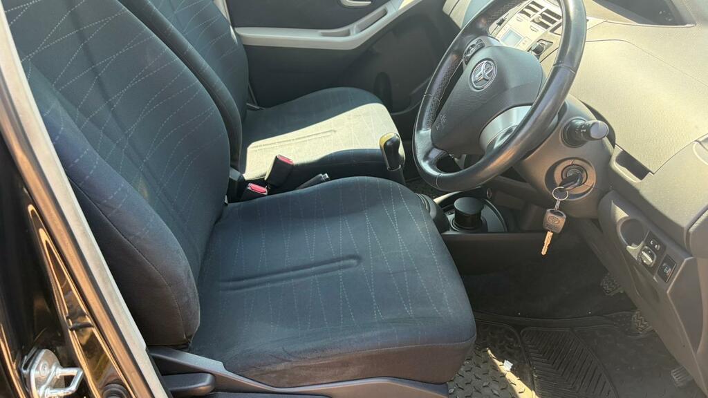 Toyota Yaris 1.3L Zinc Silver #8