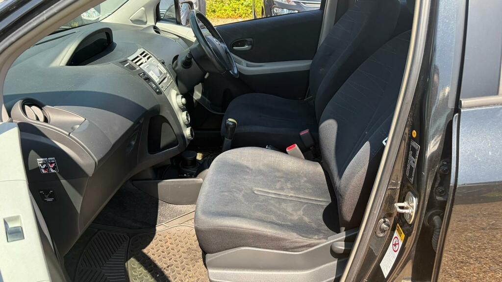 Toyota Yaris 1.3L Zinc Silver #15